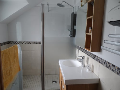 Salle de bain moderne de la chambre L'ensoleillée au B&B CafecouetBreizh avec douche à l'italienne, lavabo et sèche-serviettes électrique