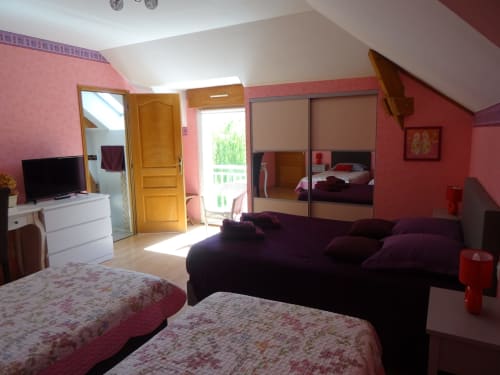 Chambre La Pepsie du B&B CafecouetBreizh à Guipry-Messac avec lits jumeaux, vue jardin balcon, TV et coin salon