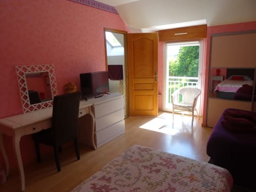 Chambre La Pepsie au CafecouetBreizh B&B à Guipry-Messac : murs roses, bureau, télévision, balcon sur le jardin