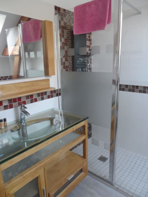 Salle de bain moderne de la chambre La Pepsie au gîte CafecouetBreizh, Guipry-Messac, avec vasque en bois, douche vitrée et