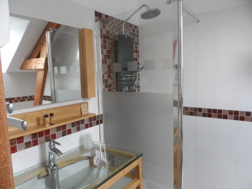Salle de bain moderne au CafecouetBreizh B&B à Guipry-Messac avec douche à l'italienne, meuble vasque en bois et carrelage aux accents décoratio