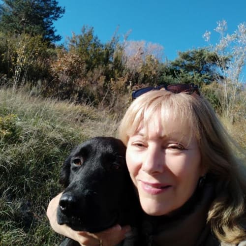 Femme avec un chien noir à la chambre d'hôtes Entre Terre Et Ciel à Rémuzat, campagne française