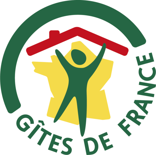Logo Gîtes de France : silhouette verte avec toit rouge sur fond jaune, symbole d'hébergement rural de qualité