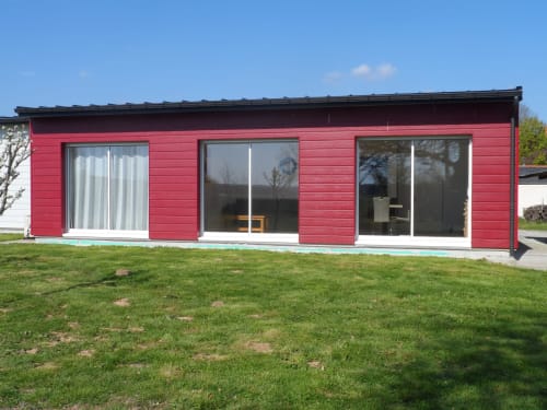 Charmant cottage rouge moderne aux grandes fenêtres et vue sur le jardin à CafecouetBreizh B&B à Guipry-Messac, France