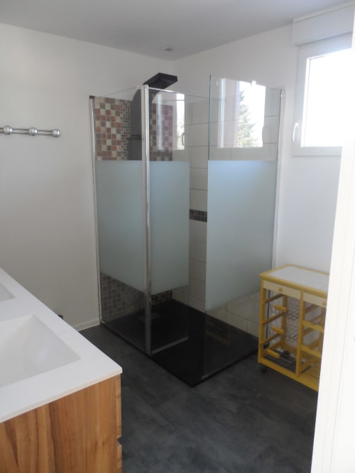 Douche moderne avec panneaux de verre dépoli et sol foncé dans la salle de bain de la maison d'hôtes CafecouetBreizh, Guipry-Messac
