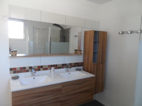 Salle de bain moderne avec double vasque, meuble en bois et dosseret carrelé décoratif à la maison d'hôtes CafecouetBreizh à Guipry-Messac