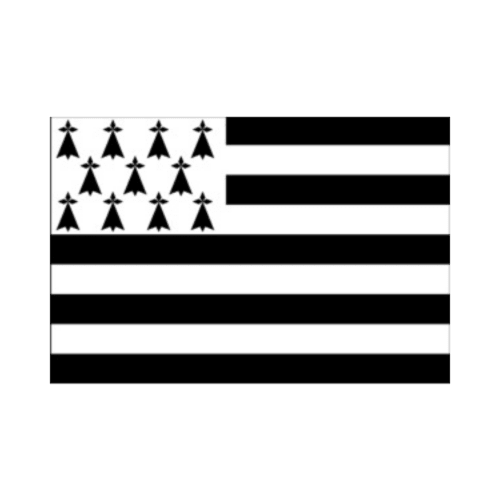 Drapeau breton aux rayures noires et blanches et symboles d'hermine au CafecouetBreizh à Guipry-Messac, France