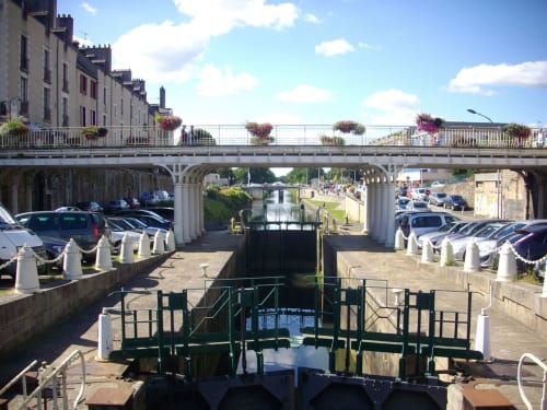 Écluse du canal et pont du gîte CafecouetBreizh à Guipry-Messac, France avec bâtiments au bord de l'eau