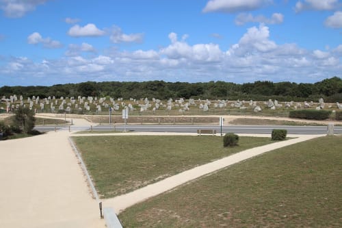 Cimetière près du gîte CafecouetBreizh à Guipry-Messac, France, avec pierres tombales et lisière d'arbres sous ciel bleu