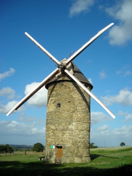 Moulin à vent historique en pierre aux voiles blanches à Guipry-Messac, campagne bretonne près de CafecouetBreizh
