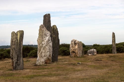 Anciennes pierres levées dans la campagne de Guipry-Messac près de Cafecouet, gîte Breizh en Bretagne