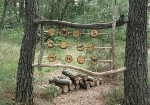 Affichage rustique de suivi animal en bois dans le cadre forestier du gîte nature CafecouetBreizh, Guipry-Messac