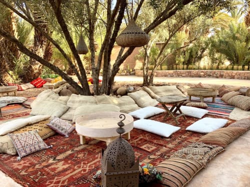 L'Ma Lodge. Ambiance marocaine bohème dans notre maison d'hôtes de charme. Faire la sieste sous les tapis à l'ombre des oliviers. Faire une pause au Maroc. Décoration marocaine. Tapis maroc. Lumière du maroc. Stage de yoga maroc. Méditation maroc.  