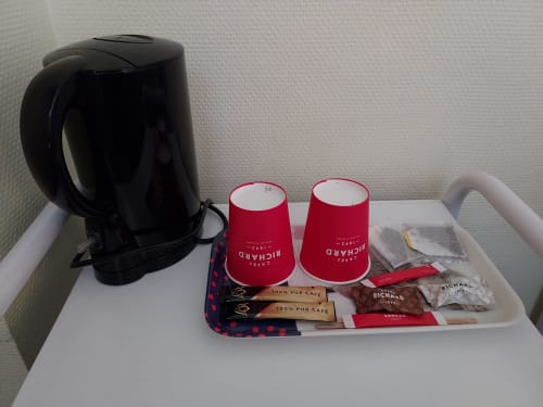 Station de café avec bouilloire noire, tasses rouges et paquets RICHARD dans la Chambre supérieure du Comtois, Saône, France