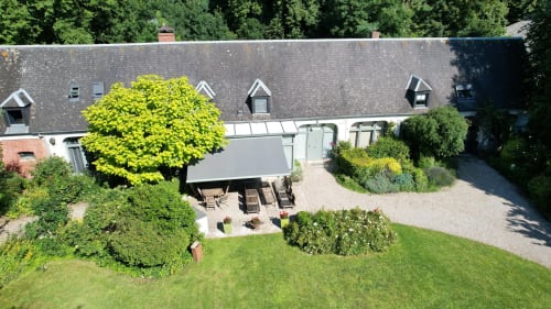 Vue aérienne de la cour de La Cour d'Hortense avec store rétractable, coin détente et verdure à Sailly-Flibeaucourt