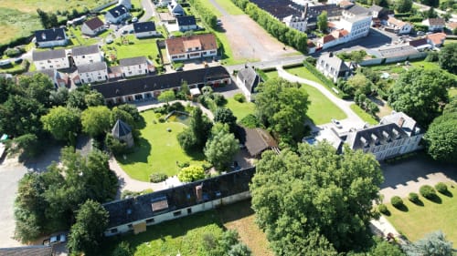Vue aérienne de La Cour d'Hortense, un charmant gîte à Sailly-Flibeaucourt avec jardins soignés et accès à l'eau