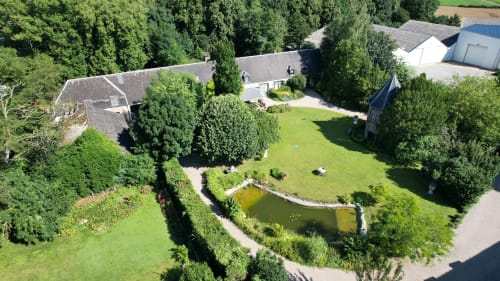 Vue aérienne de La Cour d'Hortense B&B avec jardins paysagés, bassin et paysage champêtre à Sailly-Flibeaucourt