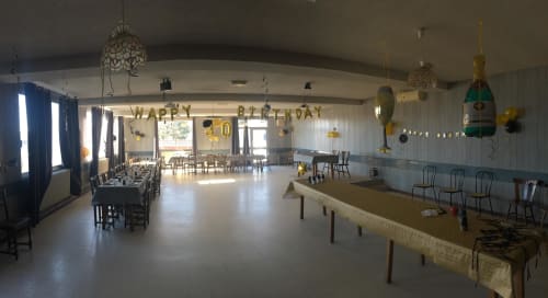 L'espace événementiel Le Comtois BnB à Saône, France, décoré pour une fête d'anniversaire avec des accents dorés