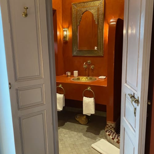 entrée salle de bain - riad tawargit - visiter marrakech 