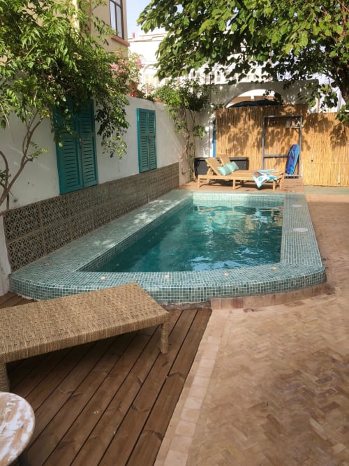 Prenez une pause thé au bord de la piscine, hotel vent des dunes Essaouira Maroc 2H30 de Marrakech