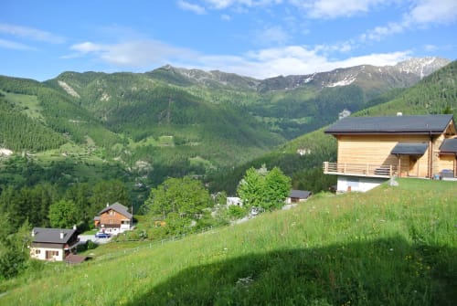 Vallée alpine avec chalet en bois et prairie verdoyante à La Tzoumaz, Suisse