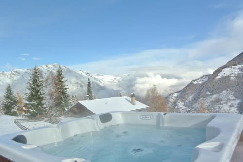 Bain à remous de La Tzoum'hostel avec vue sur les montagnes enneigées de La Tzoumaz, Suisse