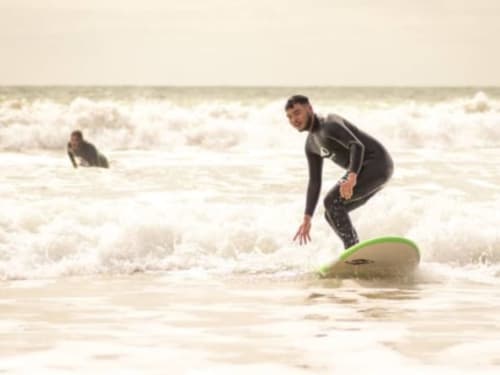 Jeune homme qui fait du surf, école de Surf. 