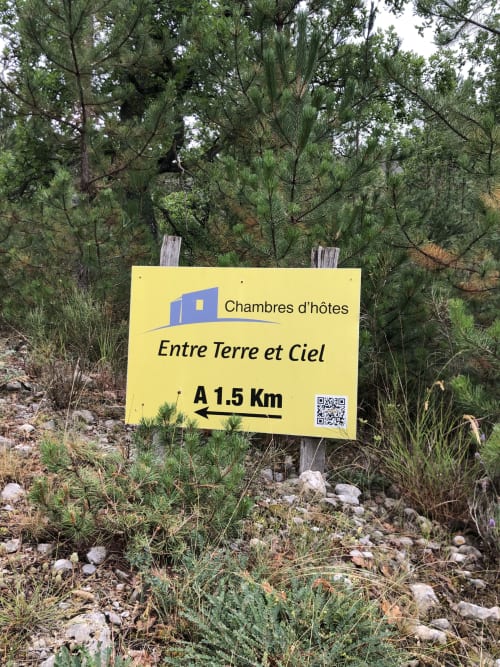 Panneau directionnel jaune pour les chambres d'hôtes Entre Terre et Ciel à Rémuzat, France, à 1,5 km