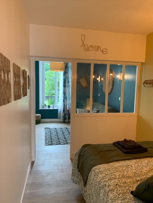 Chambre cosy aux murs jaunes avec salle de bain teintée en bleu-vert aux Remparts de Joussaume, Château-Thierry