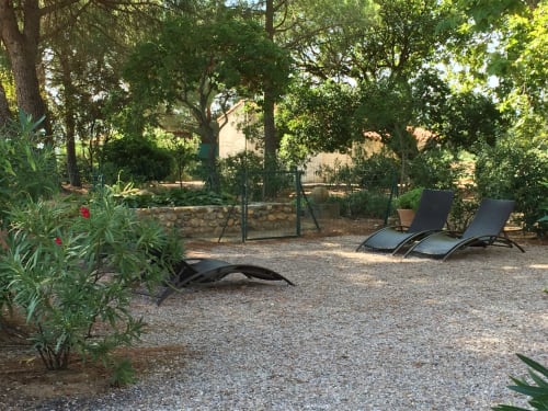 Cour ombragée avec chaises longues aux Gites Mas D'en Ratéro, chambre d'hôtes en Thuir