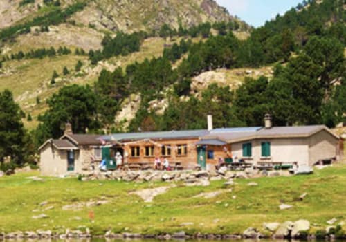 Gîtes Mas D'en Ratéro BnB à Thuir, France avec vue sur les montagnes et terrain verdoyant