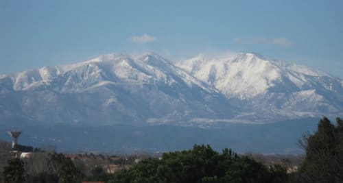 Les pics enneigés des montagnes visibles depuis les Gites Mas D'en Ratéro à Thuir, France