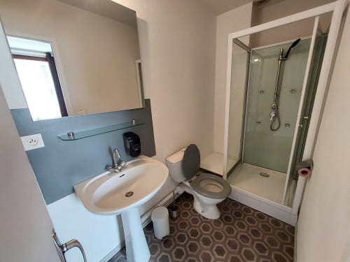 Salle de bains moderne du Gîte Le Comtois à Saône avec lavabo, toilettes et douche à l'italienne