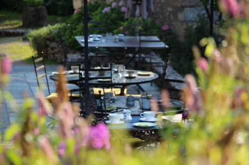 Tables d'hôtes et petits déjeuners servis en terrasse. Confort. Espace. Calme . Maison d'hôtes La Bageatière à Lépin le lac en Savoie.