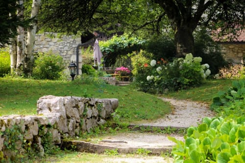 Maison de caractère en pierre du 16ème siècle - Maison d'hôtes La Bageatière à Lépin le lac en Savoie. France.