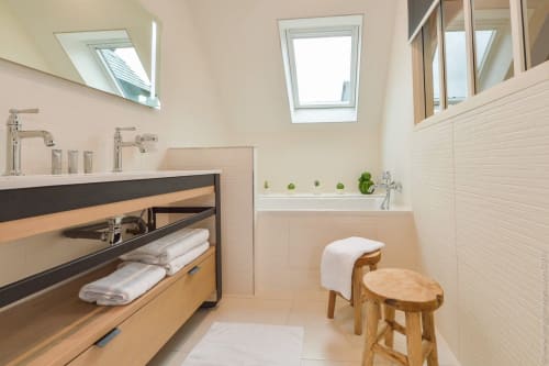 Bathroom, equipped with a bathtub, Saint Léonard House, Honfleur.