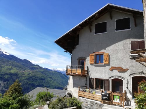 Chalet alpin La Maison De L'Épine à Aime la Plagne avec vue montagne, balcons bois et terrasse enneigée