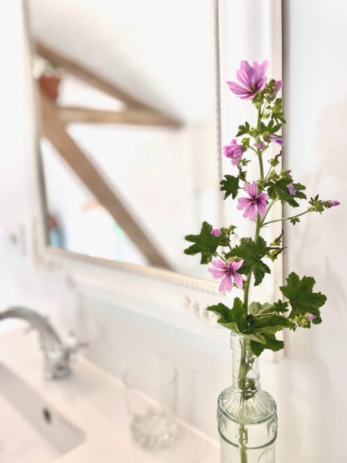 Fleurs de mauve rose dans un vase en verre sur le rebord de fenêtre à la Maison Monsieur Léger, Montaut