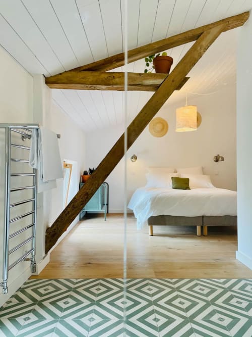 Chambre en coton à la Maison Monsieur Léger à Montaut avec poutres apparentes, lit et carrelage géométrique