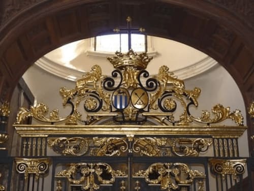 Armoiries dorées ornementales aux lions au-dessus de la cheminée aux Remparts de Joussaume Latour, Château-Thierry