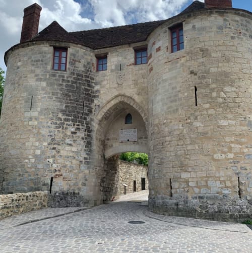 Entrée de forteresse en pierre aux Remparts De Joussaume Latour, une maison d'hôtes historique à Château-Thierry, France