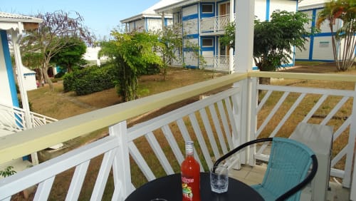 Se relaxer sur la terrasse Caribluewave Appartements en Guadeloupe
