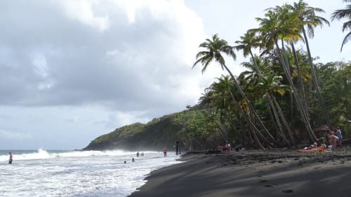 Se baigner dans une plage de sable noir   - Plage de Grande Anse Trois Rivières