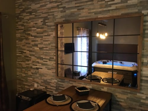 Salle de bains spa moderne de l'hôtel Love and Spa à Meynes, avec murs en brique, vanité équipée et baignoire chaude