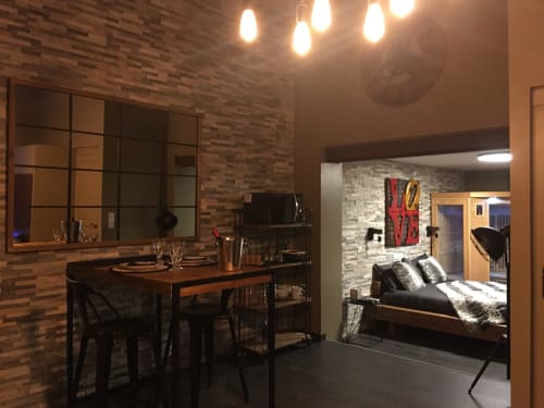 Chambre Love And Spa à Meynes avec coin repas, murs en brique, lit moderne et éclairage ambiant