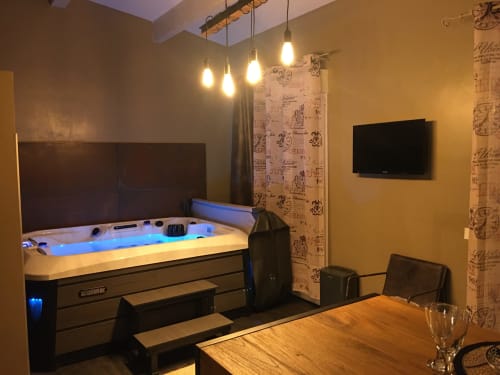 Chambre Love and Spa à Meynes avec bain à remous, télévision écran plat, luminaires suspendus et équipements modernes