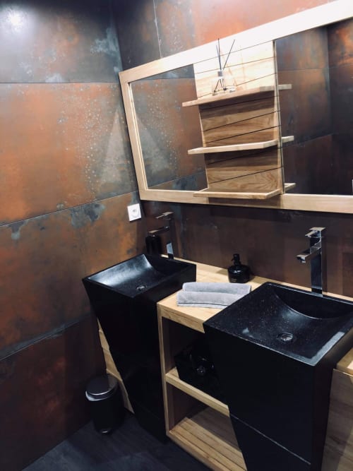 Salle de bains moderne à Love And Spa à Meynes avec vasques noires, étagères en bois et murs en carrelage rouille