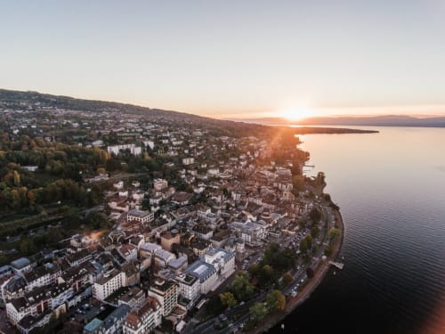 Vue aérienne au coucher de soleil de la station lacustre d'Évian-les-Bains sur le lac Léman, France