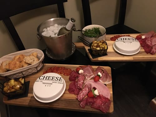 Plateau de charcuterie et fromage au Love And Spa B&B Meynes avec viandes cuites, crackers et vin frais