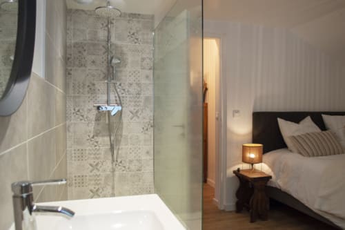 Modern ensuite bathroom and bedroom at Chalet Domisiladoré with rainfall shower and contemporary fixtures